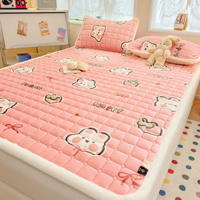91家纺网 家纺一手货源 找家纺 爱屋及屋 2025新款牛奶绒印花床垫-大床款 粉色萌兔