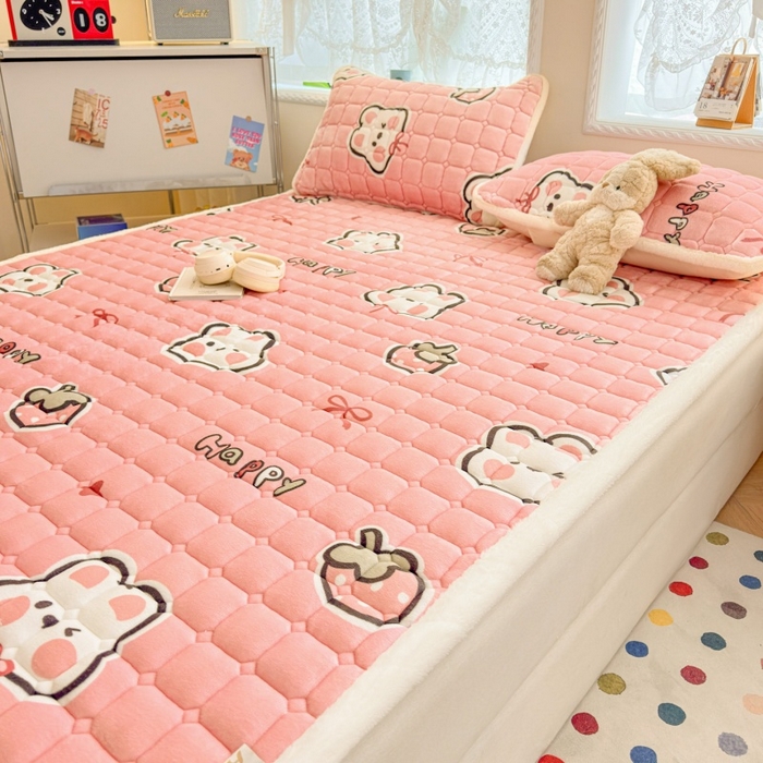 91家纺网 家纺一手货源 找家纺 爱屋及屋 2025新款牛奶绒印花床垫-大床款 粉色萌兔