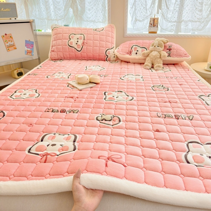 91家纺网 家纺一手货源 找家纺 爱屋及屋 2025新款牛奶绒印花床垫-大床款 粉色萌兔
