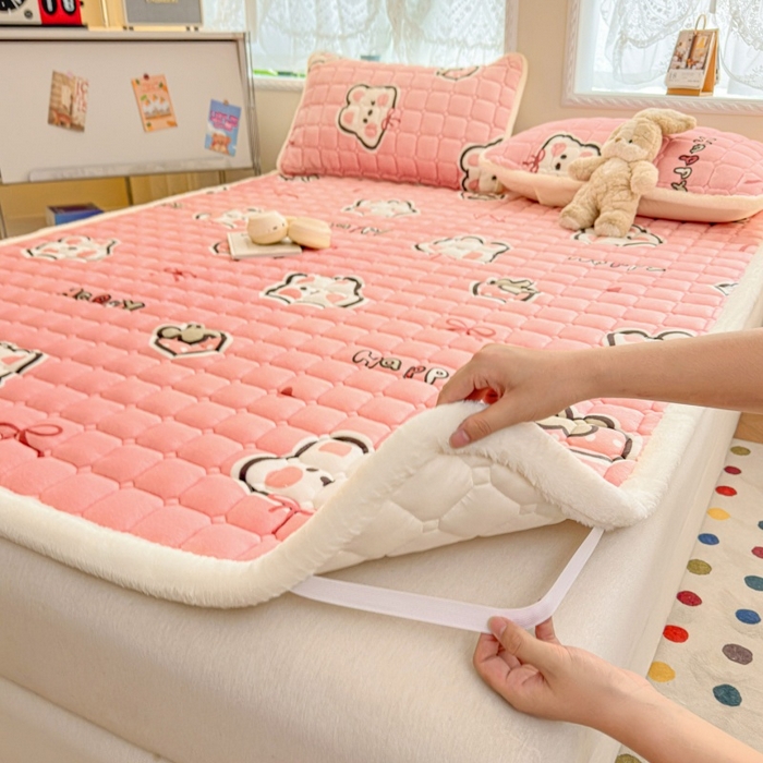 91家纺网 家纺一手货源 找家纺 爱屋及屋 2025新款牛奶绒印花床垫-大床款 粉色萌兔