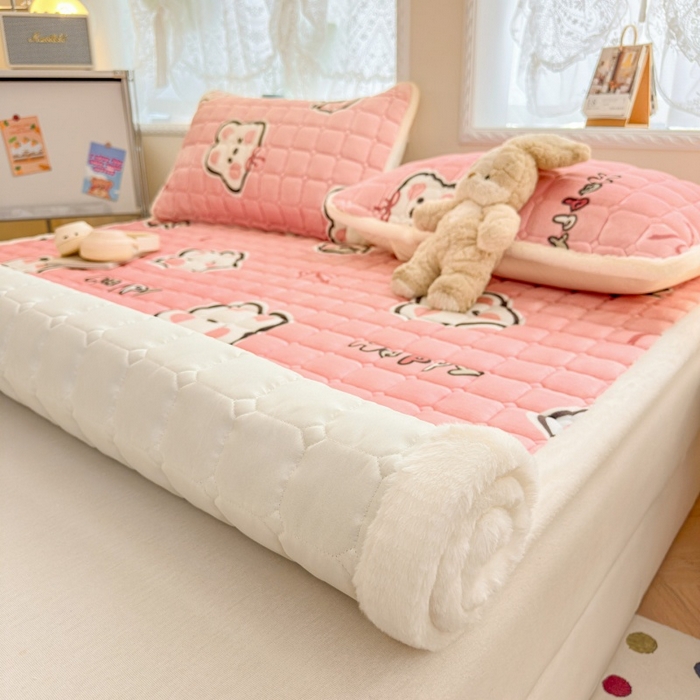 91家纺网 家纺一手货源 找家纺 爱屋及屋 2025新款牛奶绒印花床垫-大床款 粉色萌兔