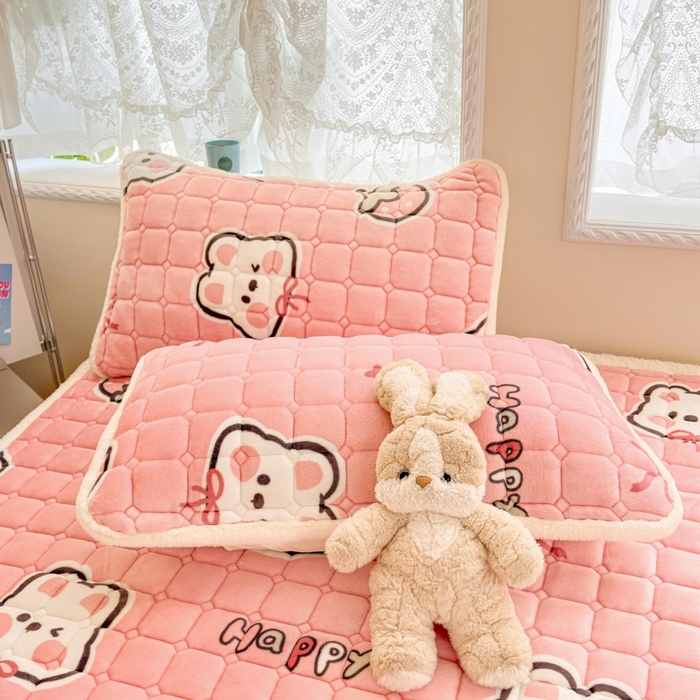91家纺网 家纺一手货源 找家纺 爱屋及屋 2025新款牛奶绒印花床垫-大床款 粉色萌兔