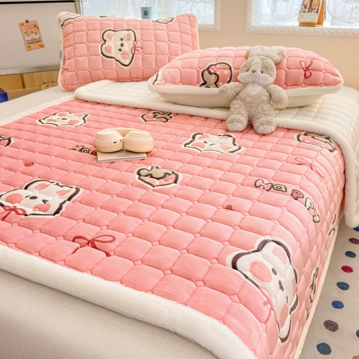 91家纺网 家纺一手货源 找家纺 爱屋及屋 2025新款牛奶绒印花床垫-大床款 粉色萌兔