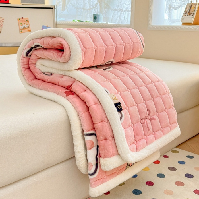 91家纺网 家纺一手货源 找家纺 爱屋及屋 2025新款牛奶绒印花床垫-大床款 粉色萌兔