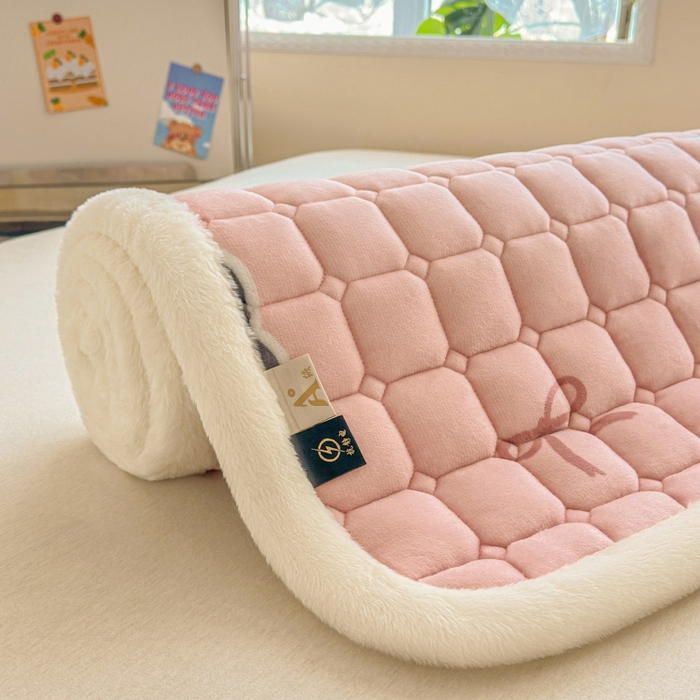 91家纺网 家纺一手货源 找家纺 爱屋及屋 2025新款牛奶绒印花床垫-大床款 粉色萌兔