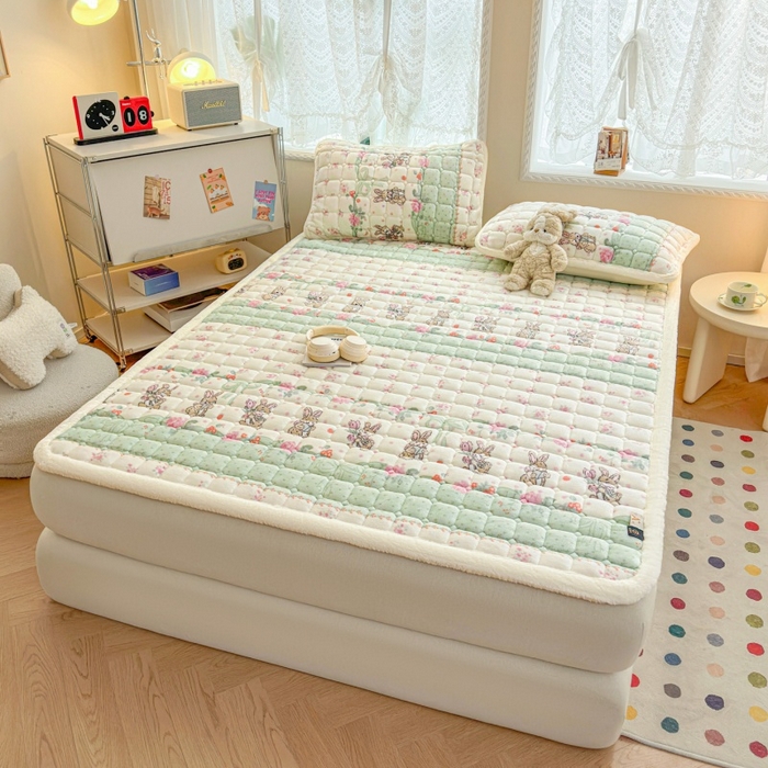 91家纺网 家纺一手货源 找家纺 爱屋及屋 2025新款牛奶绒印花床垫-大床款 可爱萌兔