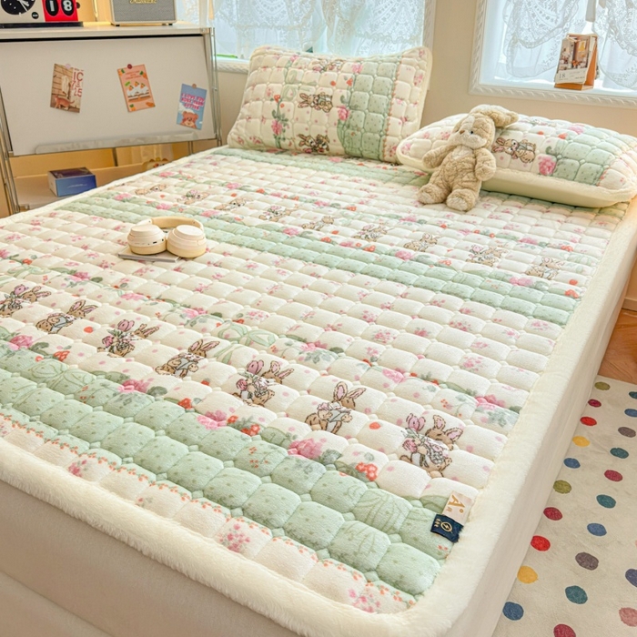 91家纺网 家纺一手货源 找家纺 爱屋及屋 2025新款牛奶绒印花床垫-大床款 可爱萌兔
