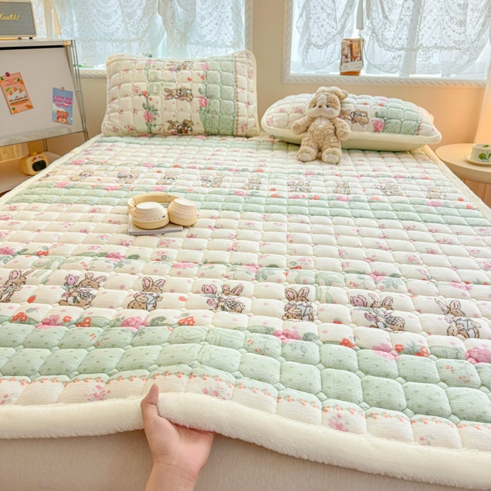 91家纺网 家纺一手货源 找家纺 爱屋及屋 2025新款牛奶绒印花床垫-大床款 可爱萌兔
