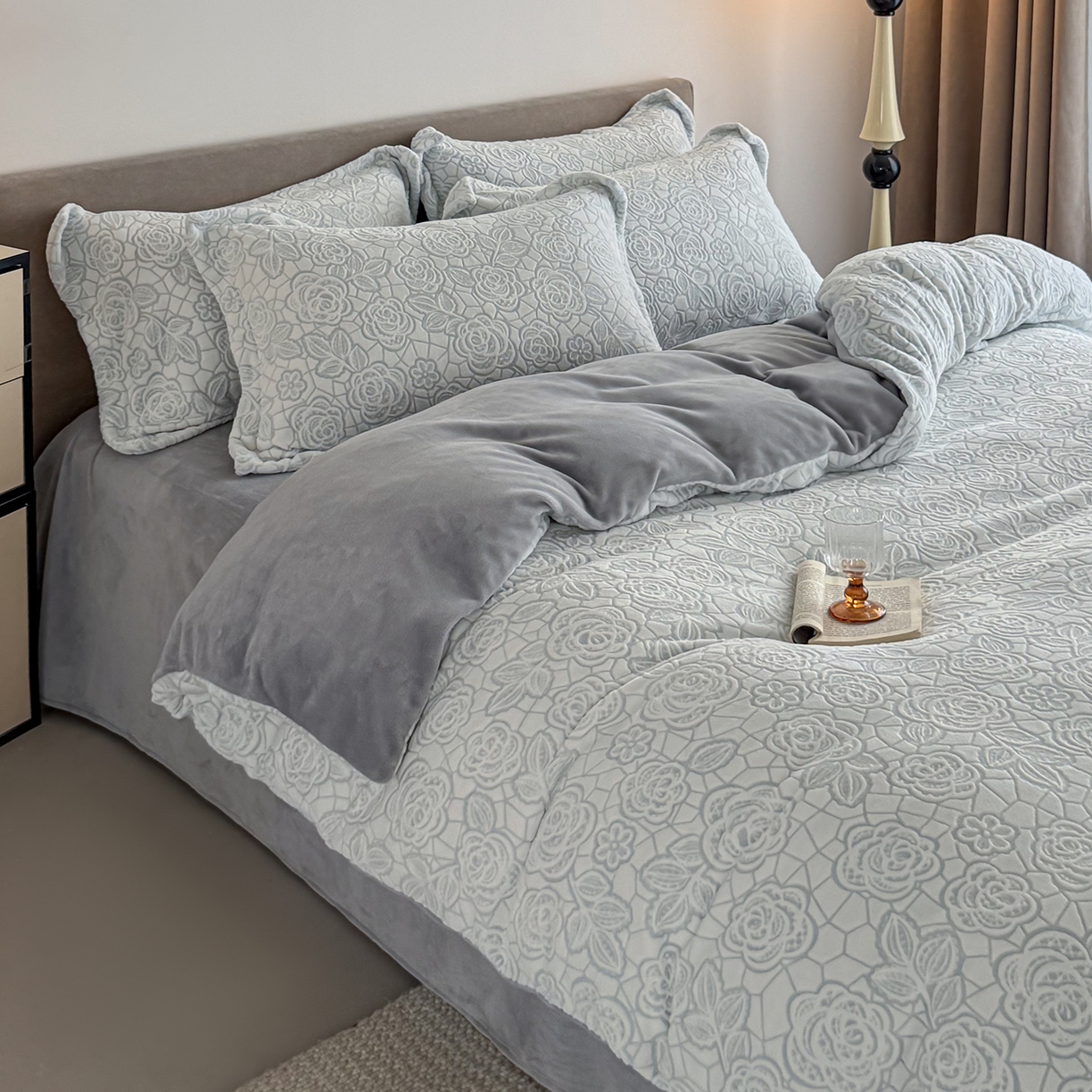 91家纺网 家纺一手货源 找家纺 锦罗绣 2025新款全消光烂花230克牛奶绒四件套 玫瑰香