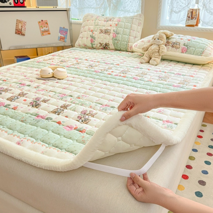 91家纺网 家纺一手货源 找家纺 爱屋及屋 2025新款牛奶绒印花床垫-大床款 可爱萌兔