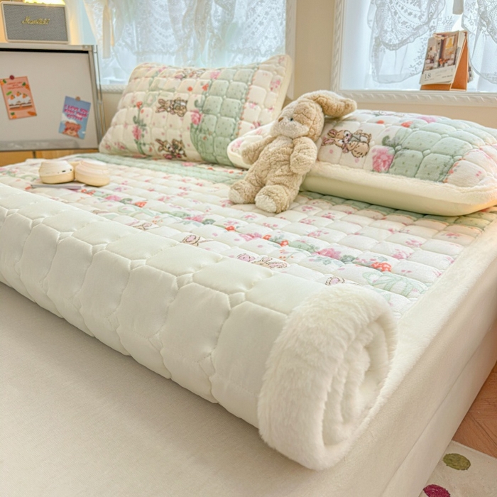 91家纺网 家纺一手货源 找家纺 爱屋及屋 2025新款牛奶绒印花床垫-大床款 可爱萌兔