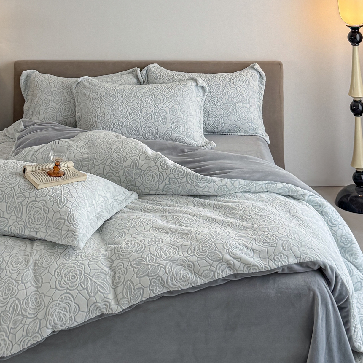 91家纺网 家纺一手货源 找家纺 锦罗绣 2025新款全消光烂花230克牛奶绒四件套 玫瑰香