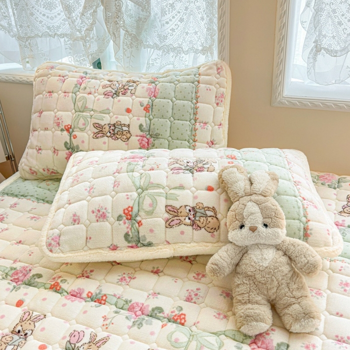 91家纺网 家纺一手货源 找家纺 爱屋及屋 2025新款牛奶绒印花床垫-大床款 可爱萌兔