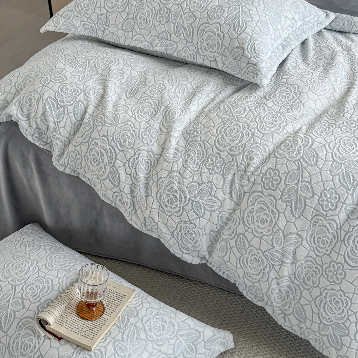 91家纺网 家纺一手货源 找家纺 锦罗绣 2025新款全消光烂花230克牛奶绒四件套 玫瑰香