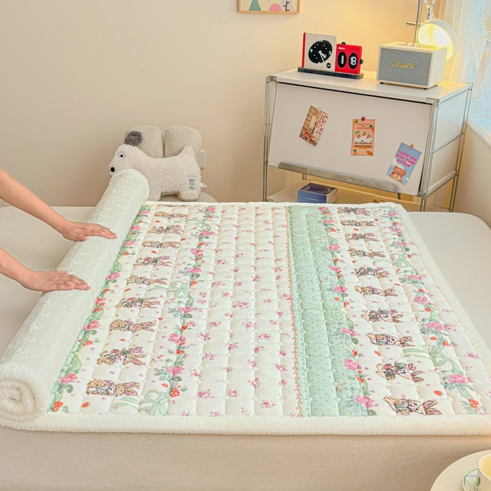 91家纺网 家纺一手货源 找家纺 爱屋及屋 2025新款牛奶绒印花床垫-大床款 可爱萌兔