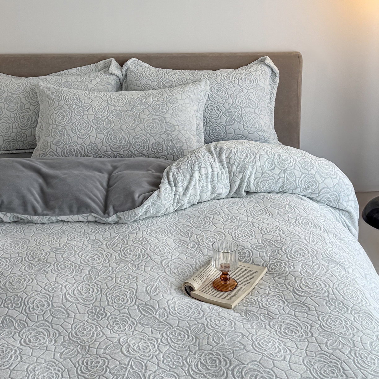 91家纺网 家纺一手货源 找家纺 锦罗绣 2025新款全消光烂花230克牛奶绒四件套 玫瑰香