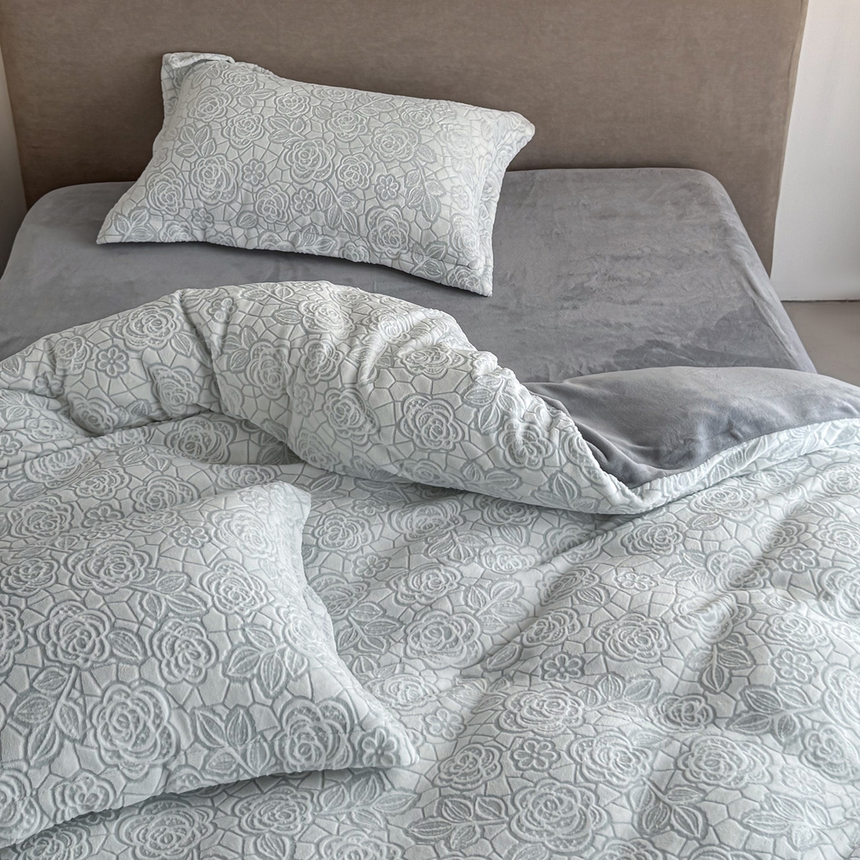 91家纺网 家纺一手货源 找家纺 锦罗绣 2025新款全消光烂花230克牛奶绒四件套 玫瑰香