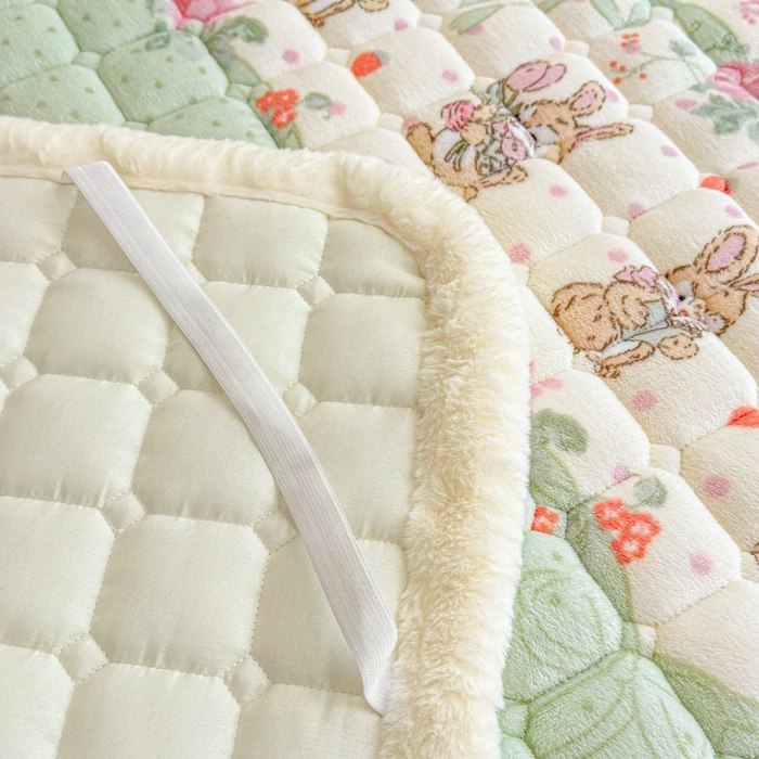 91家纺网 家纺一手货源 找家纺 爱屋及屋 2025新款牛奶绒印花床垫-大床款 可爱萌兔