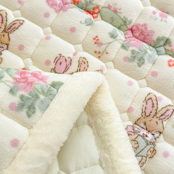 91家纺网 家纺一手货源 找家纺 爱屋及屋 2025新款牛奶绒印花床垫-大床款 可爱萌兔