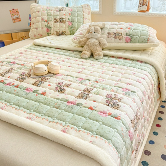 91家纺网 家纺一手货源 找家纺 爱屋及屋 2025新款牛奶绒印花床垫-大床款 可爱萌兔