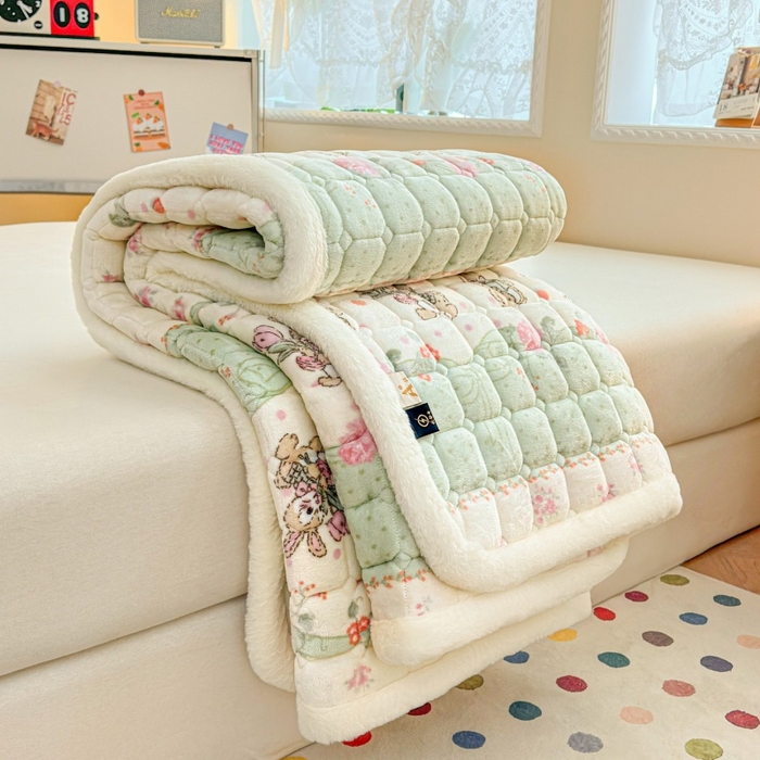 91家纺网 家纺一手货源 找家纺 爱屋及屋 2025新款牛奶绒印花床垫-大床款 可爱萌兔