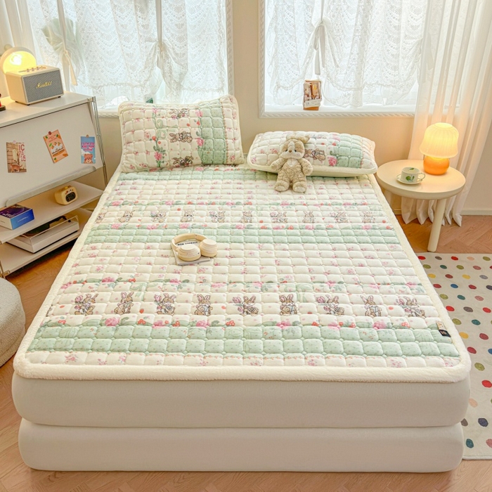 91家纺网 家纺一手货源 找家纺 爱屋及屋 2025新款牛奶绒印花床垫-大床款 可爱萌兔