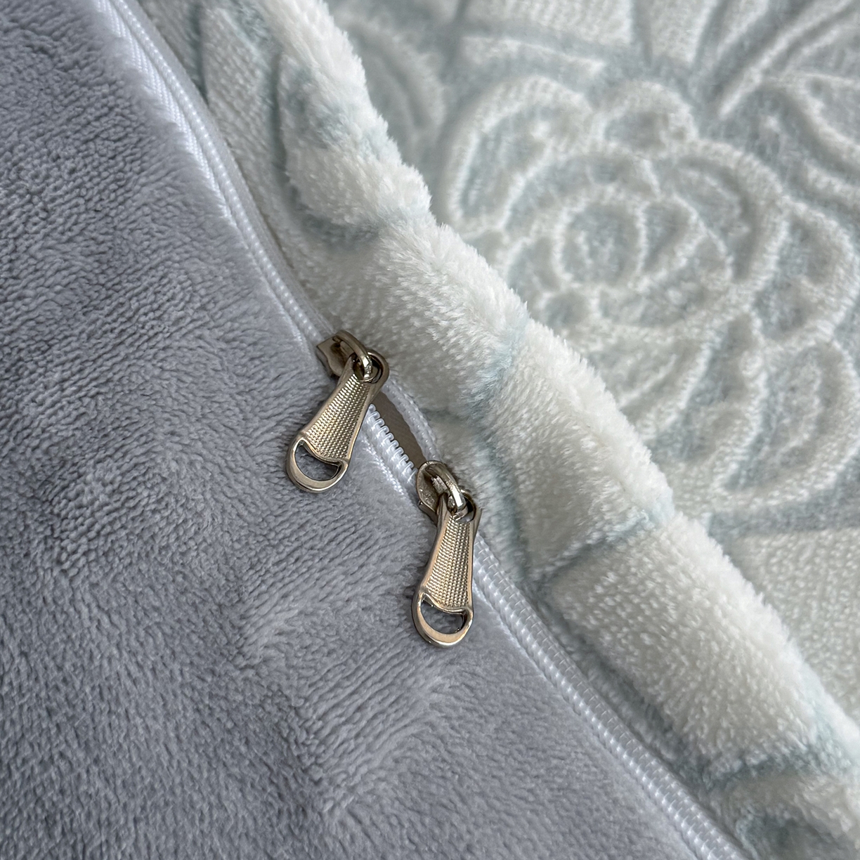 91家纺网 家纺一手货源 找家纺 锦罗绣 2025新款全消光烂花230克牛奶绒四件套 玫瑰香