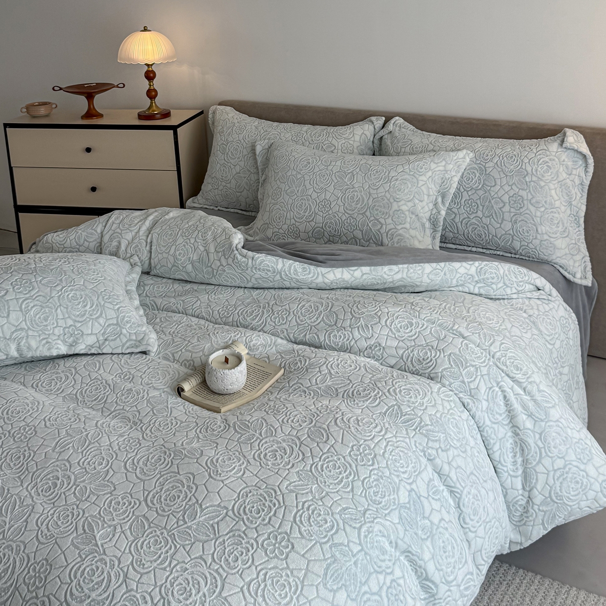 91家纺网 家纺一手货源 找家纺 锦罗绣 2025新款全消光烂花230克牛奶绒四件套 玫瑰香