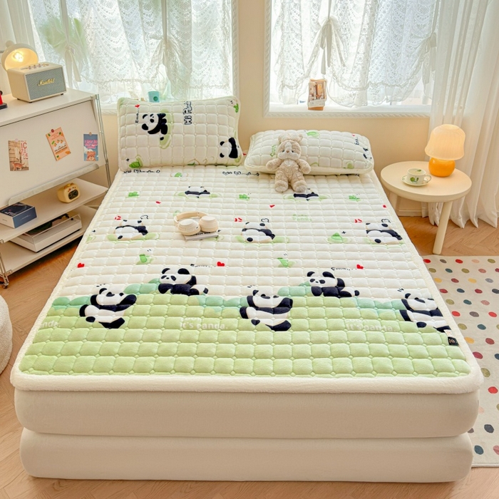 91家纺网 家纺一手货源 找家纺 爱屋及屋 2025新款牛奶绒印花床垫-大床款 可爱熊猫