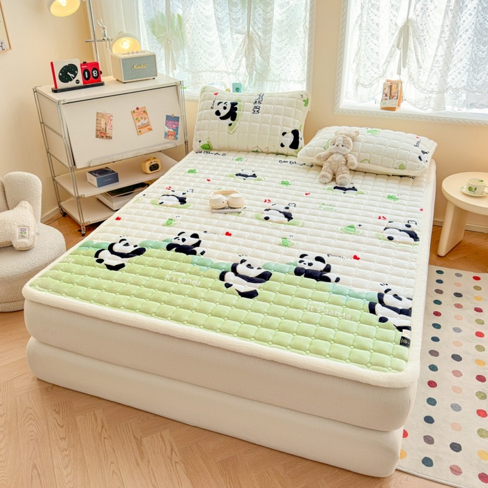 91家纺网 家纺一手货源 找家纺 爱屋及屋 2025新款牛奶绒印花床垫-大床款 可爱熊猫