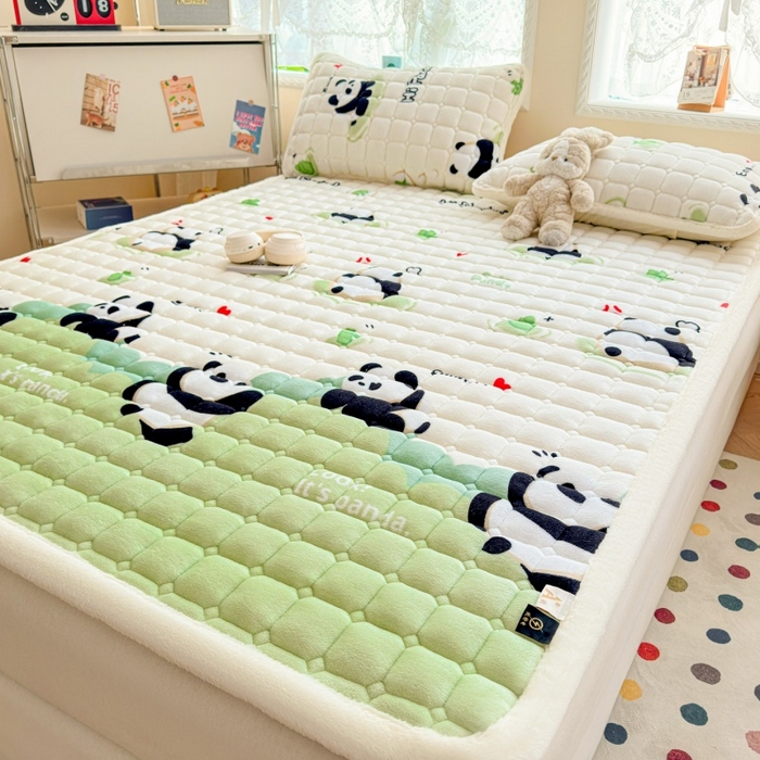 91家纺网 家纺一手货源 找家纺 爱屋及屋 2025新款牛奶绒印花床垫-大床款 可爱熊猫