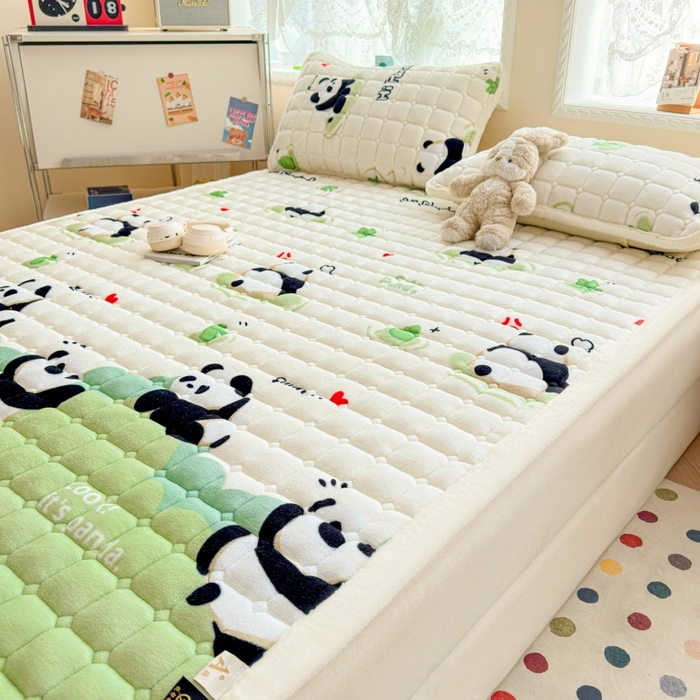 91家纺网 家纺一手货源 找家纺 爱屋及屋 2025新款牛奶绒印花床垫-大床款 可爱熊猫