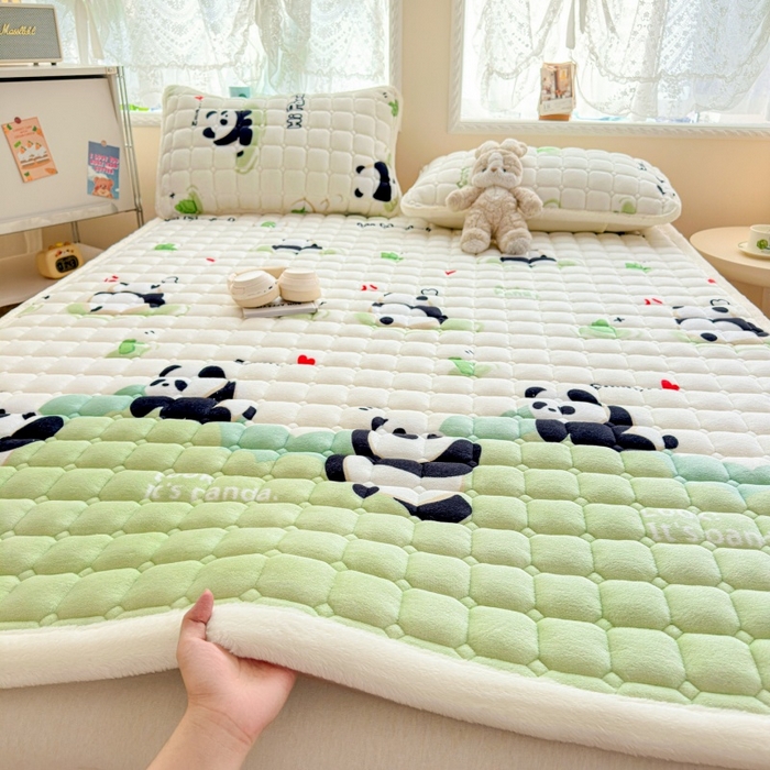 91家纺网 家纺一手货源 找家纺 爱屋及屋 2025新款牛奶绒印花床垫-大床款 可爱熊猫