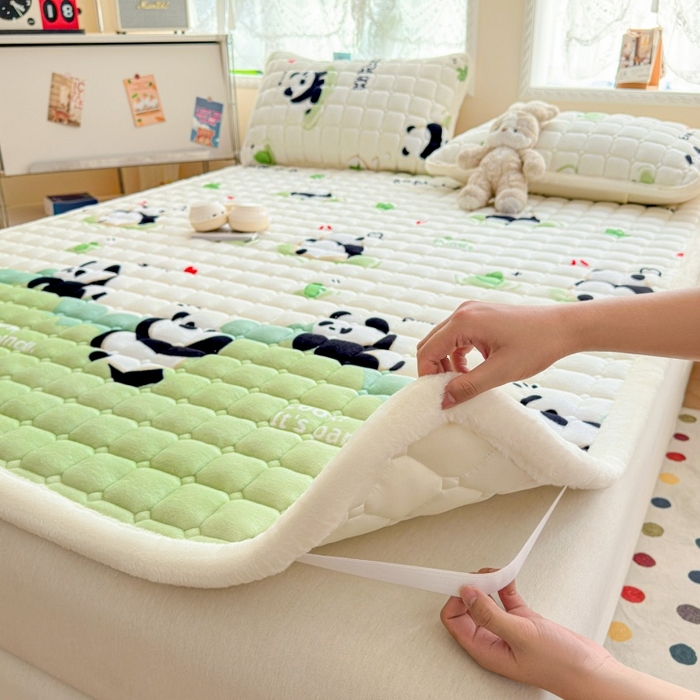 91家纺网 家纺一手货源 找家纺 爱屋及屋 2025新款牛奶绒印花床垫-大床款 可爱熊猫