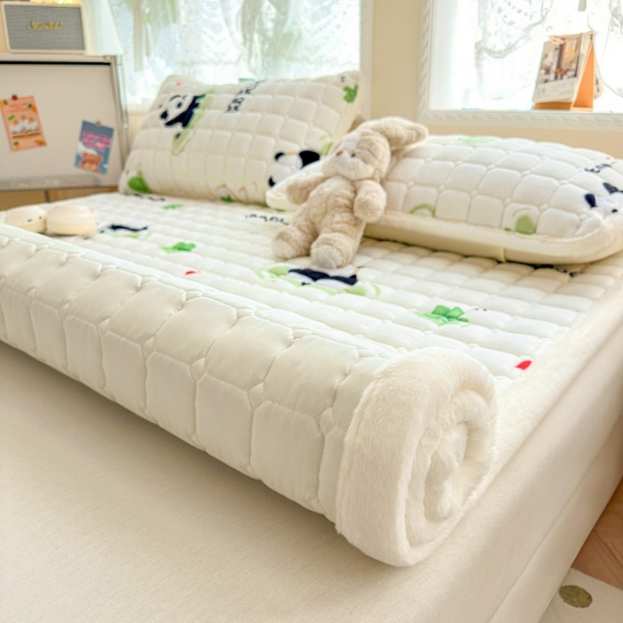 91家纺网 家纺一手货源 找家纺 爱屋及屋 2025新款牛奶绒印花床垫-大床款 可爱熊猫
