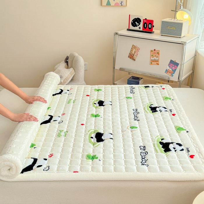 91家纺网 家纺一手货源 找家纺 爱屋及屋 2025新款牛奶绒印花床垫-大床款 可爱熊猫