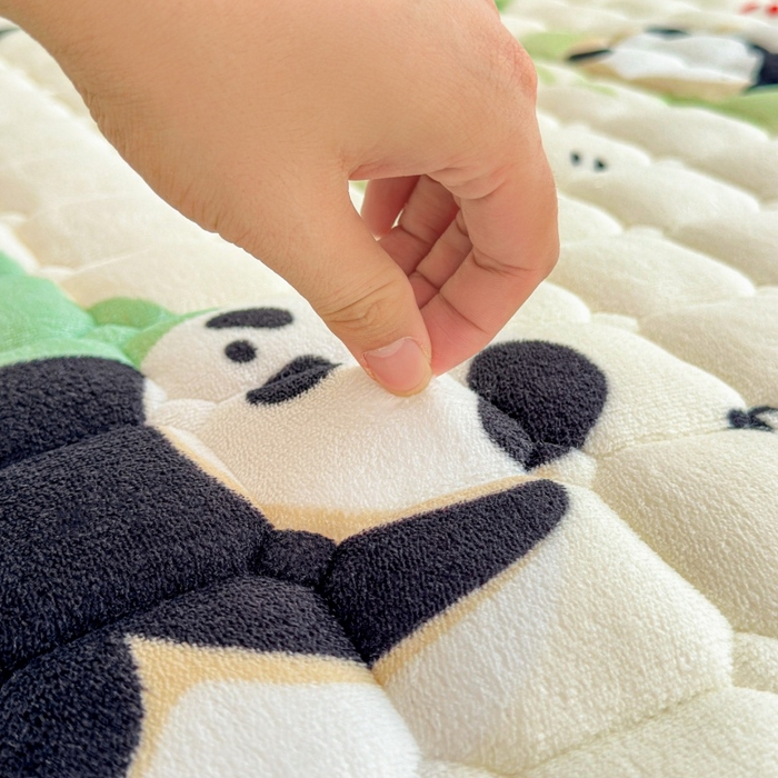 91家纺网 家纺一手货源 找家纺 爱屋及屋 2025新款牛奶绒印花床垫-大床款 可爱熊猫