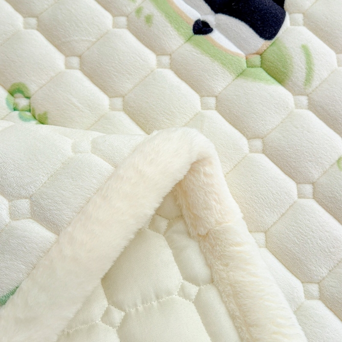 91家纺网 家纺一手货源 找家纺 爱屋及屋 2025新款牛奶绒印花床垫-大床款 可爱熊猫