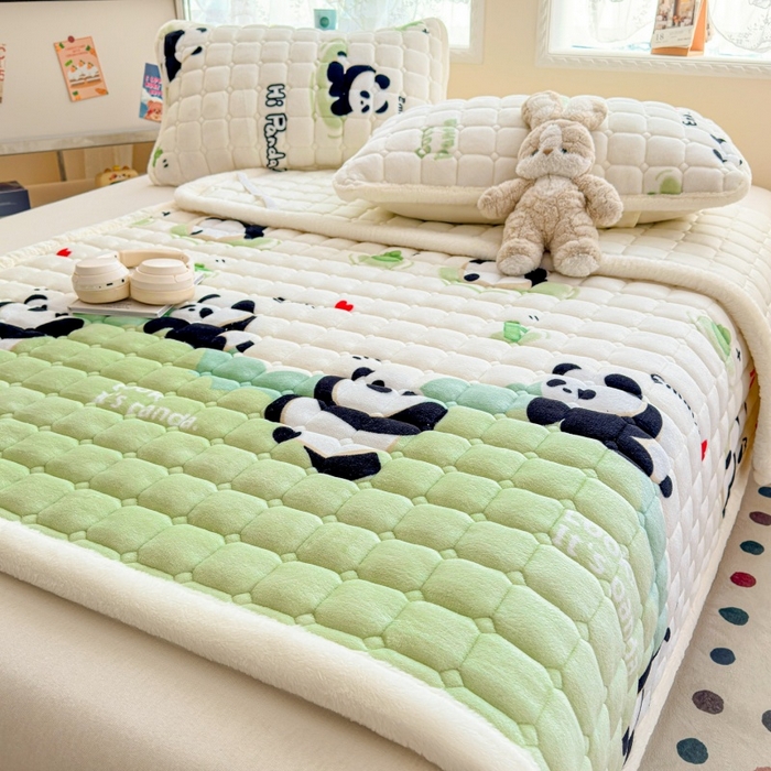 91家纺网 家纺一手货源 找家纺 爱屋及屋 2025新款牛奶绒印花床垫-大床款 可爱熊猫
