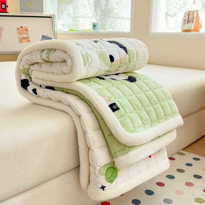 91家纺网 家纺一手货源 找家纺 爱屋及屋 2025新款牛奶绒印花床垫-大床款 可爱熊猫