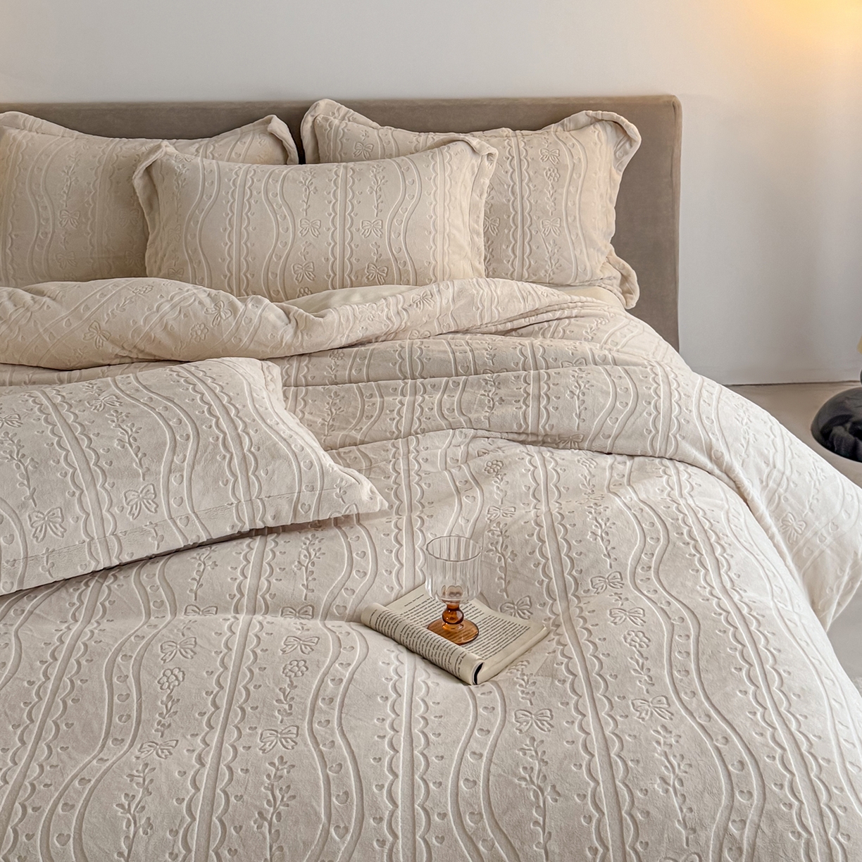 91家纺网 家纺一手货源 找家纺 锦罗绣 2025新款全消光烂花230克牛奶绒四件套 梦幻花园