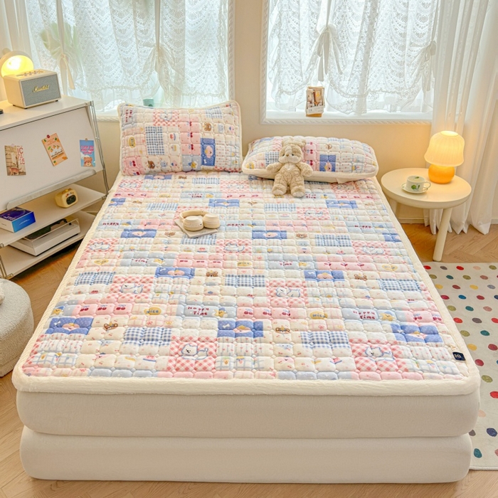 91家纺网 家纺一手货源 找家纺 爱屋及屋 2025新款牛奶绒印花床垫-大床款 快乐萌宠