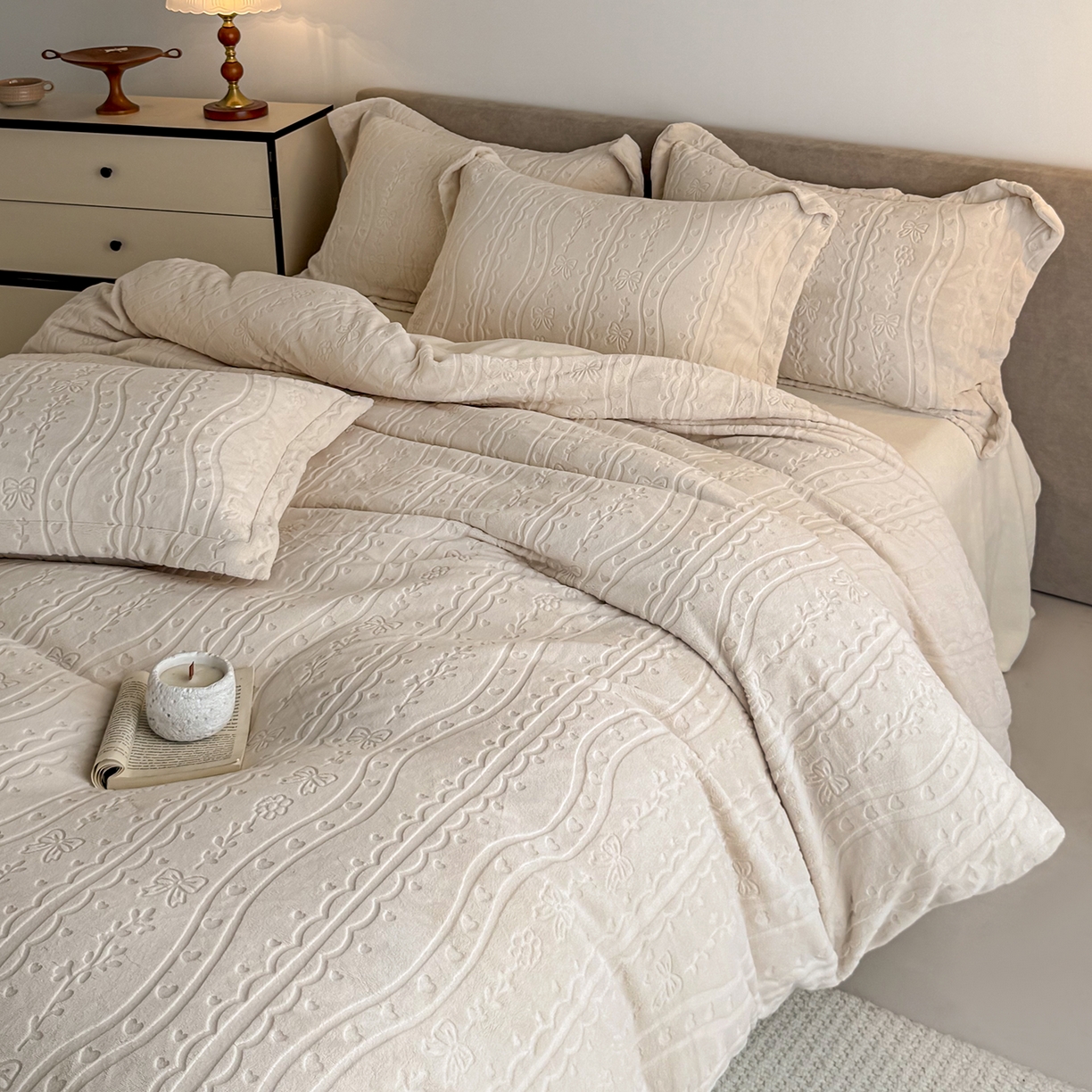 91家纺网 家纺一手货源 找家纺 锦罗绣 2025新款全消光烂花230克牛奶绒四件套 梦幻花园