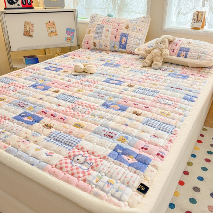 91家纺网 家纺一手货源 找家纺 爱屋及屋 2025新款牛奶绒印花床垫-大床款 快乐萌宠