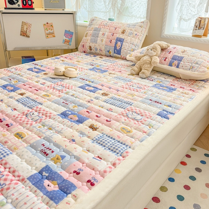 91家纺网 家纺一手货源 找家纺 爱屋及屋 2025新款牛奶绒印花床垫-大床款 快乐萌宠