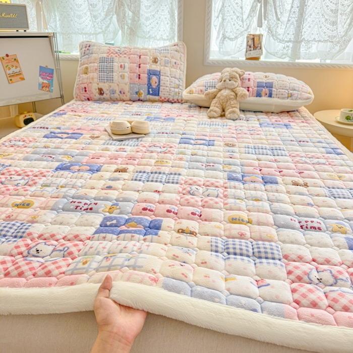 91家纺网 家纺一手货源 找家纺 爱屋及屋 2025新款牛奶绒印花床垫-大床款 快乐萌宠