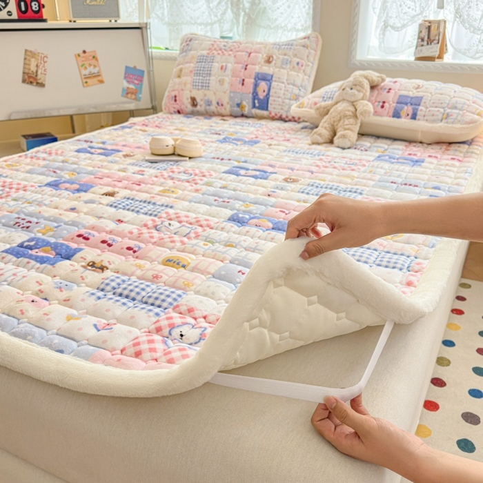 91家纺网 家纺一手货源 找家纺 爱屋及屋 2025新款牛奶绒印花床垫-大床款 快乐萌宠