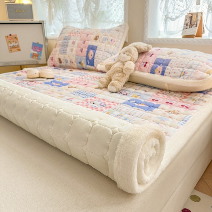 91家纺网 家纺一手货源 找家纺 爱屋及屋 2025新款牛奶绒印花床垫-大床款 快乐萌宠