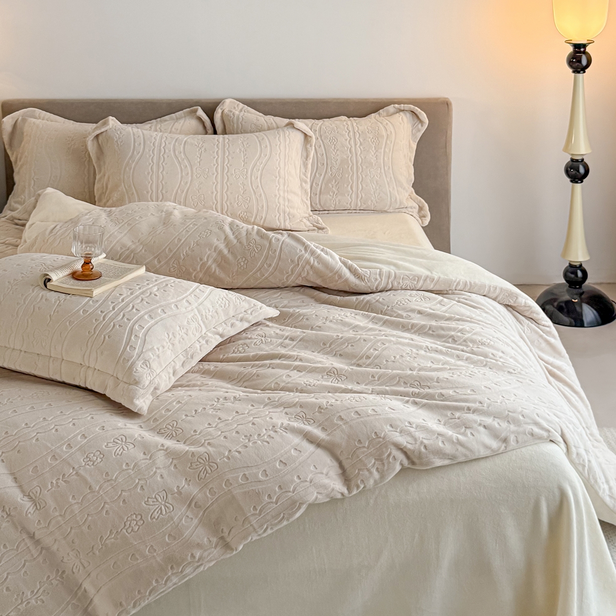 91家纺网 家纺一手货源 找家纺 锦罗绣 2025新款全消光烂花230克牛奶绒四件套 梦幻花园