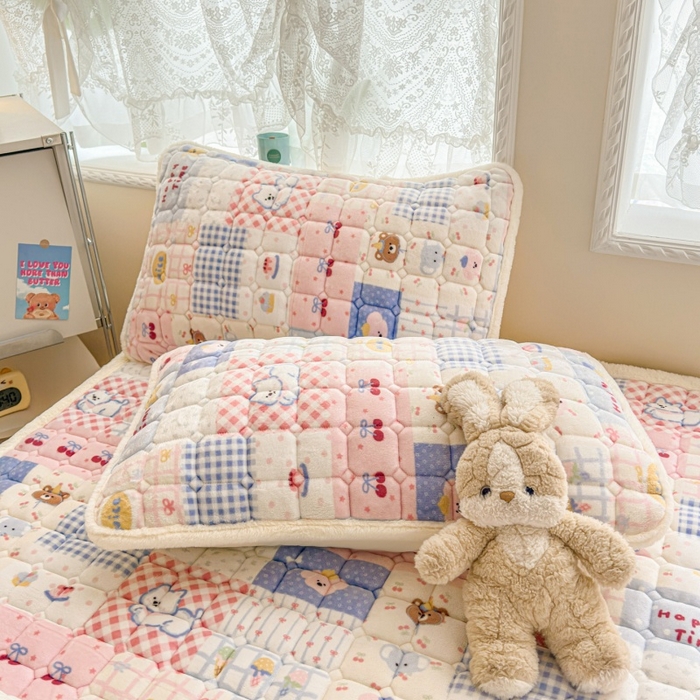 91家纺网 家纺一手货源 找家纺 爱屋及屋 2025新款牛奶绒印花床垫-大床款 快乐萌宠